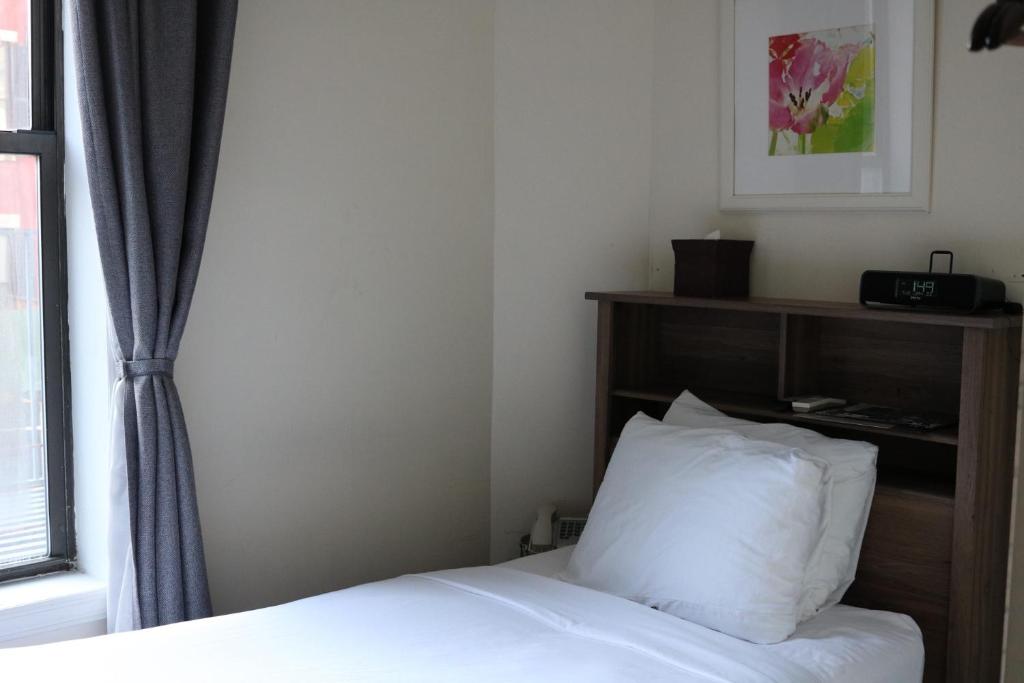 Postel nebo postele na pokoji v ubytování Midtown West Hotel