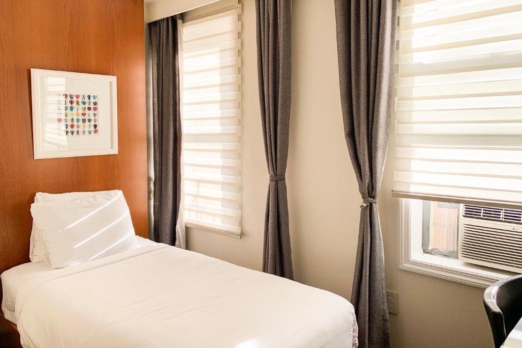 Postel nebo postele na pokoji v ubytování Midtown West Hotel