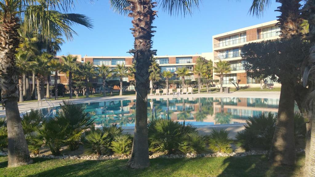 Bazén v ubytování Apartamento Salgados Beach nebo v jeho okolí