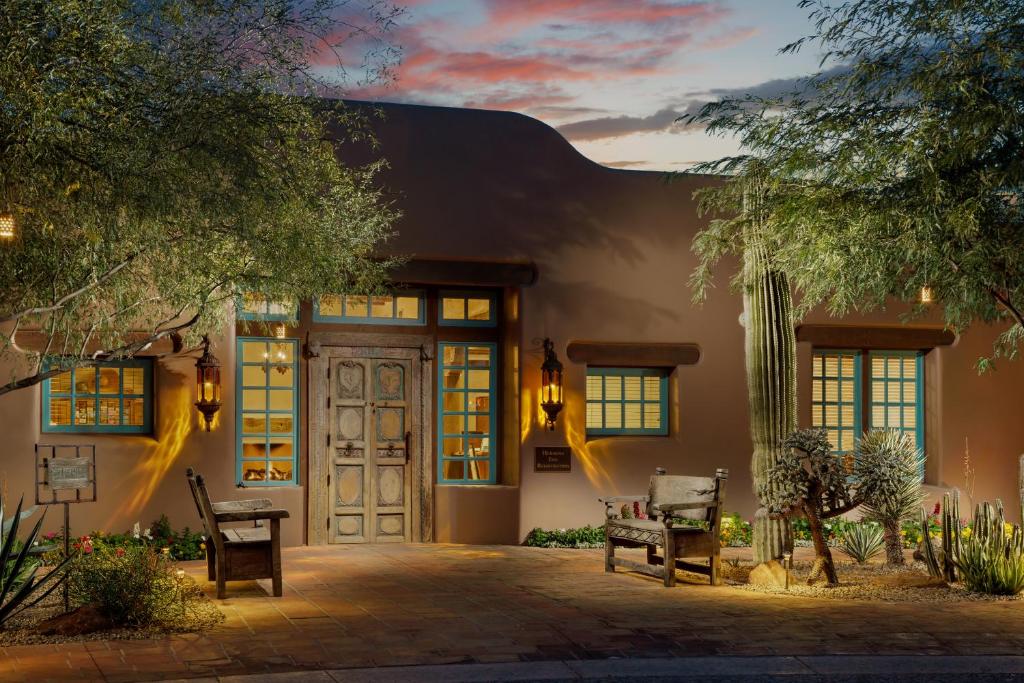 una casa con dos sillas sentadas frente a ella en The Hermosa Inn, en Phoenix