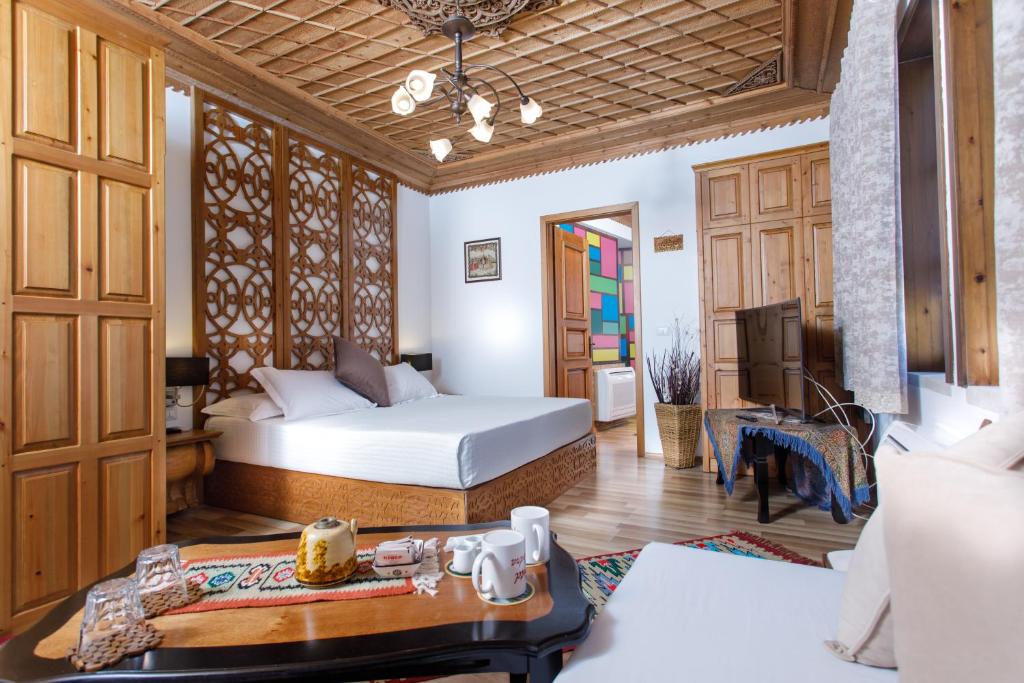una camera con letto e TV di Hotel Kodra a Gjirokastër