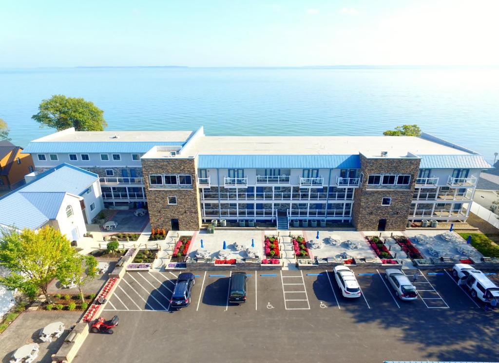 eine Luftansicht eines Hotels mit Parkplatz in der Unterkunft Put-in-Bay Waterfront Condo #113 in Put-in-Bay
