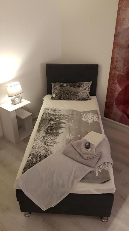 - une chambre avec un lit et une couverture dans l'établissement MinSion 38, à Altdorf