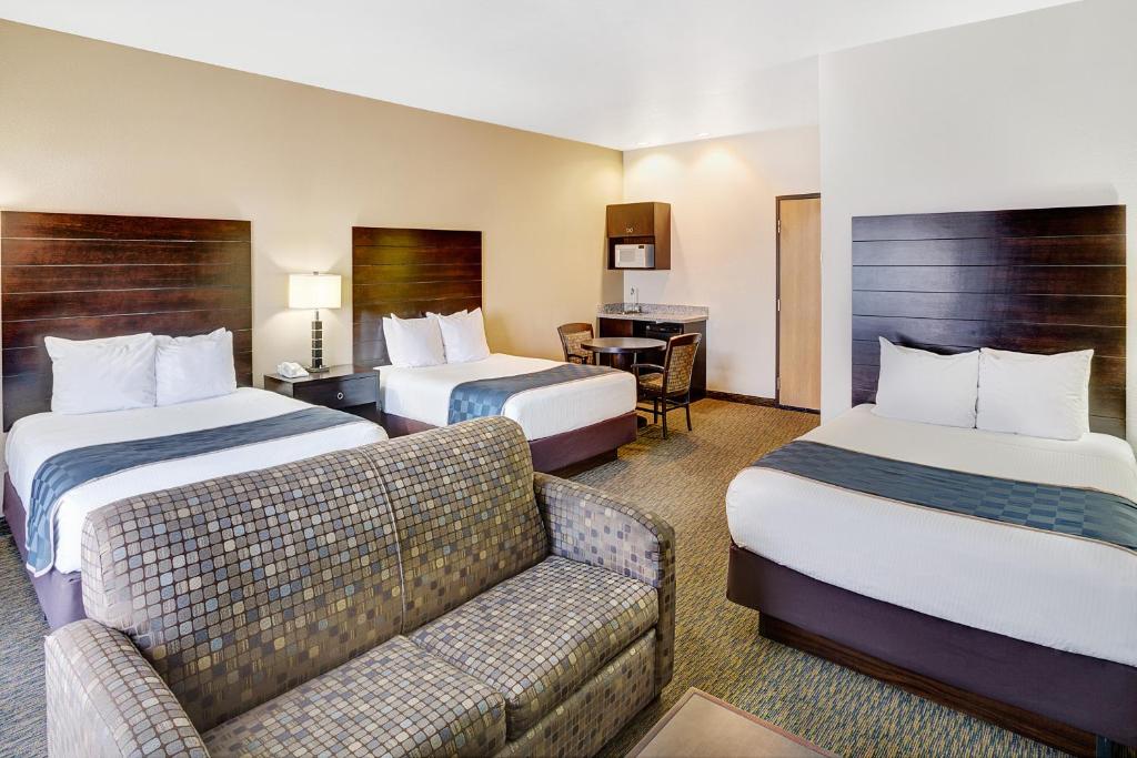 Postel nebo postele na pokoji v ubytování Days Inn & Suites by Wyndham Page Lake Powell