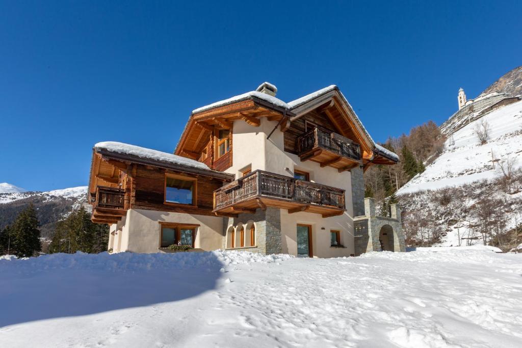a house in the snow with snow at Chalet Roberta in Valdidentro