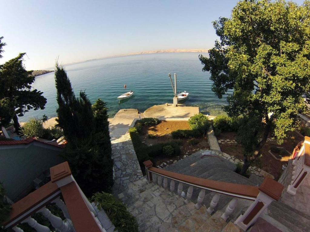 una casa con vistas a un cuerpo de agua en Holiday House Maretta - Apartment No 1, en Lukovo Šugarje