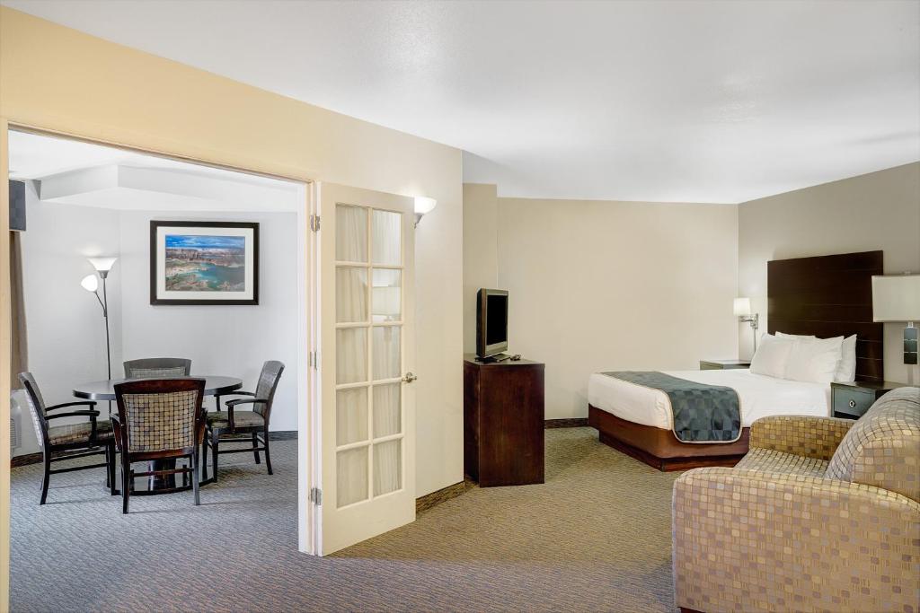 Postel nebo postele na pokoji v ubytování Days Inn & Suites by Wyndham Page Lake Powell