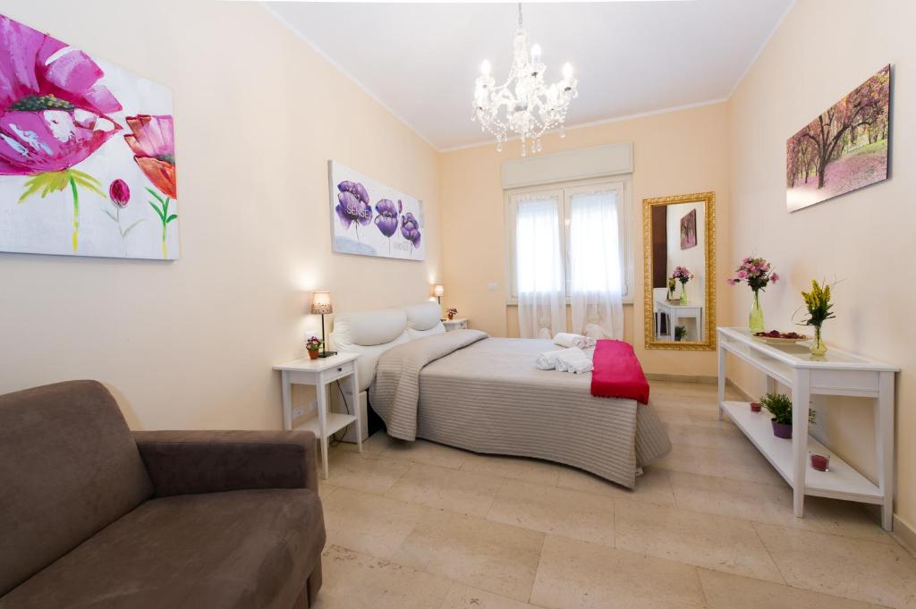 ein Schlafzimmer mit einem Bett und einem Sofa in einem Zimmer in der Unterkunft Gregory House in Rom