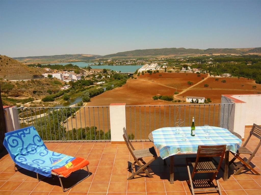 a table and chairs on a balcony with a view at Casa Blues in Arcos de la Frontera