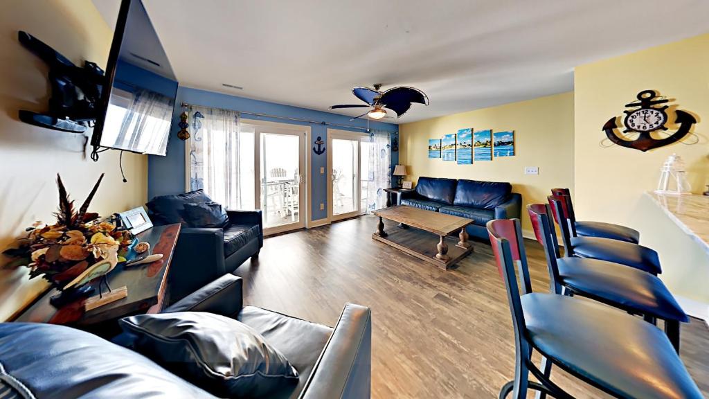 Televisyen dan/atau pusat hiburan di Put-in-Bay Waterfront Condo #206