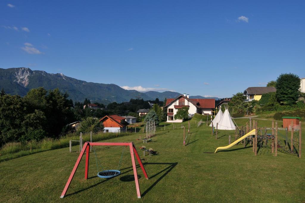 un montón de equipos de juegos en un campo en Appartement Haus Drobollach en Drobollach am Faakersee