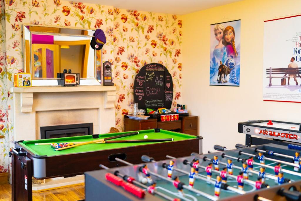 Habitación con mesa de billar y pizarra en Carnately Lodge, en Ballycastle