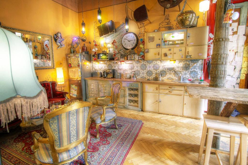 Kuchyň nebo kuchyňský kout v ubytování Lavender Circus Hostel, Doubles & Ensuites