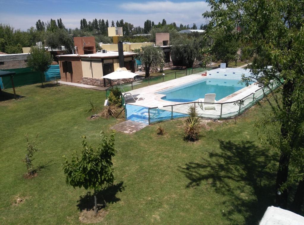 Výhľad na bazén v ubytovaní Cabañas Terra Olivo alebo v jeho blízkosti