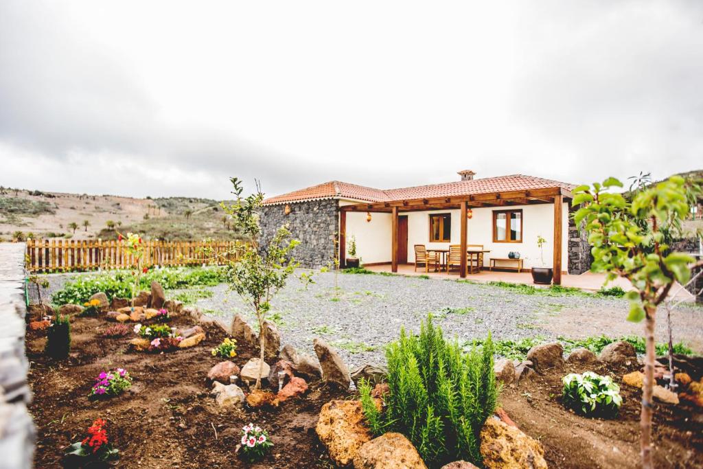 a house with a garden in front of it at La Casita de Papel in Valle Gran Rey