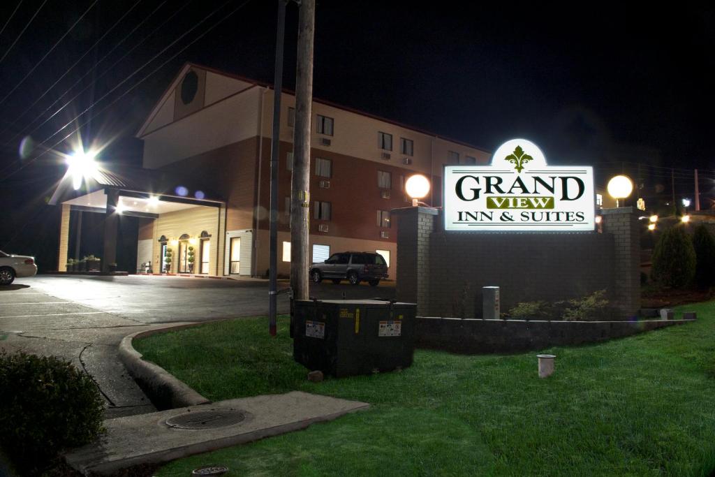 One of the Best Hotels In Branson: Grand View Inn & Suites ($99 per night)