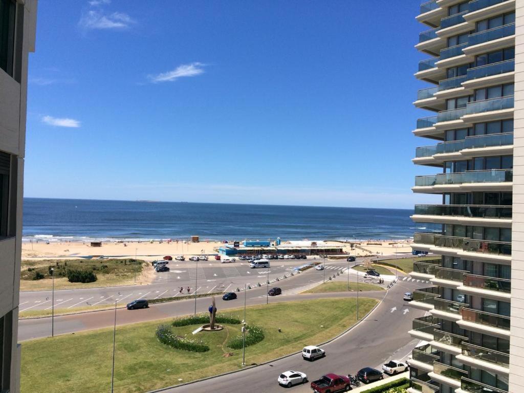 vistas a la playa y al océano desde un edificio en Parquemar Center PRIMERA LINEA FRENTE AL MAR Piso 8 LOS DEDOS Garage y amenities, en Punta del Este