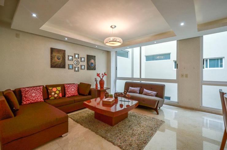 Sala de estar con sofás y mesa de centro en Coyoacan Florida Luxury apartment 4BR-4BA 2Parking, en Ciudad de México
