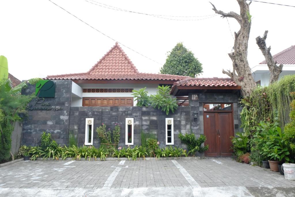 une maison avec un toit rouge dans l'établissement Puri Langenarjan Guest House, à Yogyakarta