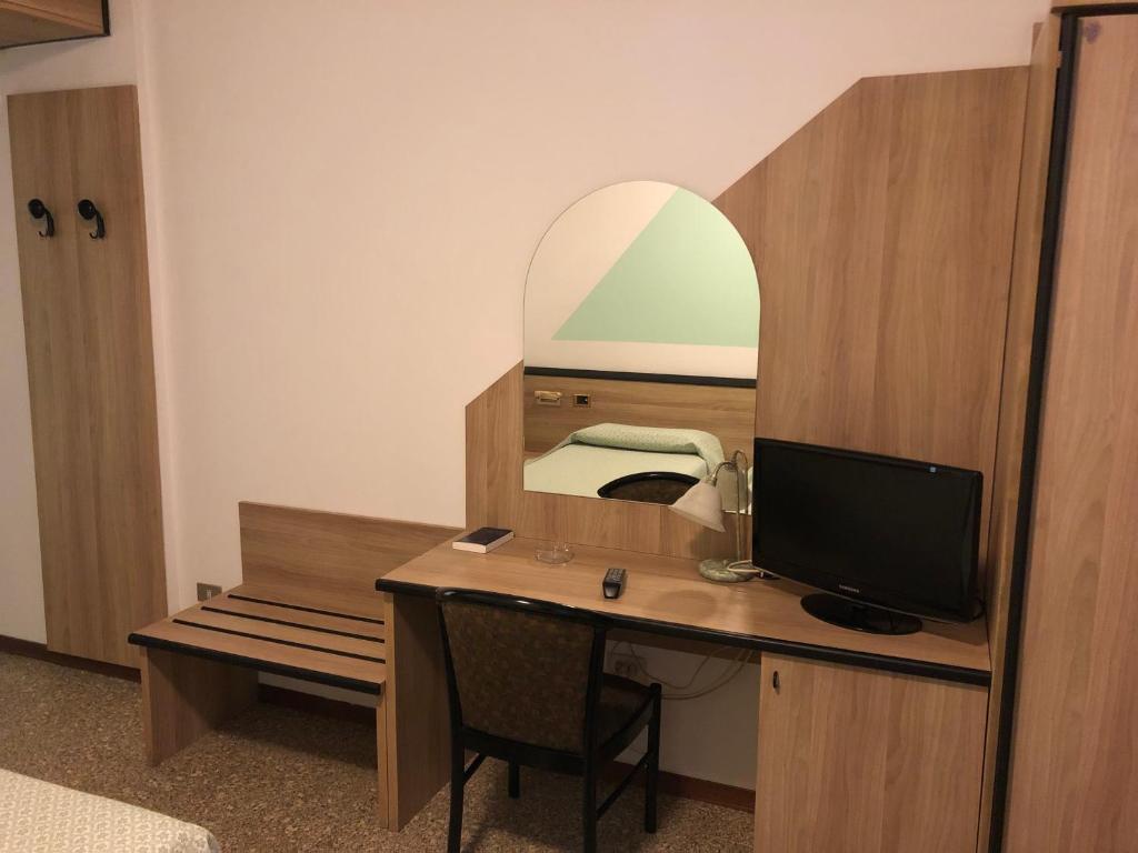 TV a/nebo společenská místnost v ubytování Hotel Roma