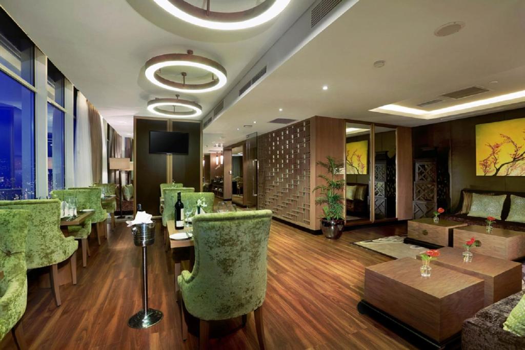 Ruang duduk di Aston Priority Simatupang Hotel and Conference Center