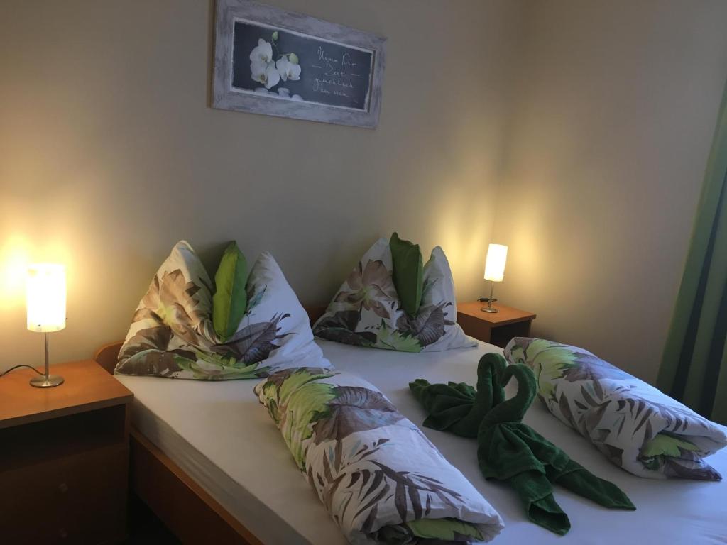 dos camas con animales de peluche en una habitación en Orchidea Apartman, en Hegykő