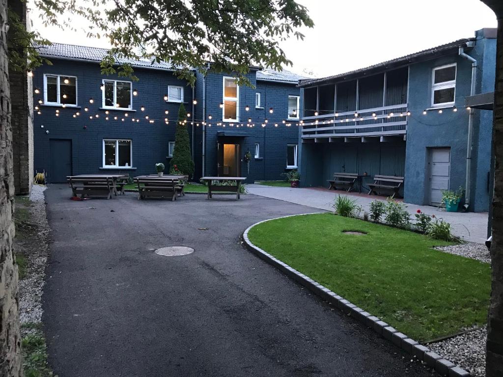 un edificio con un patio con mesas de picnic y luces en 40 Saules en Ventspils