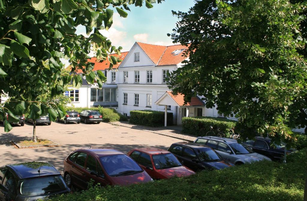 a group of cars parked in front of a house at Tune Kursuscenter in Greve