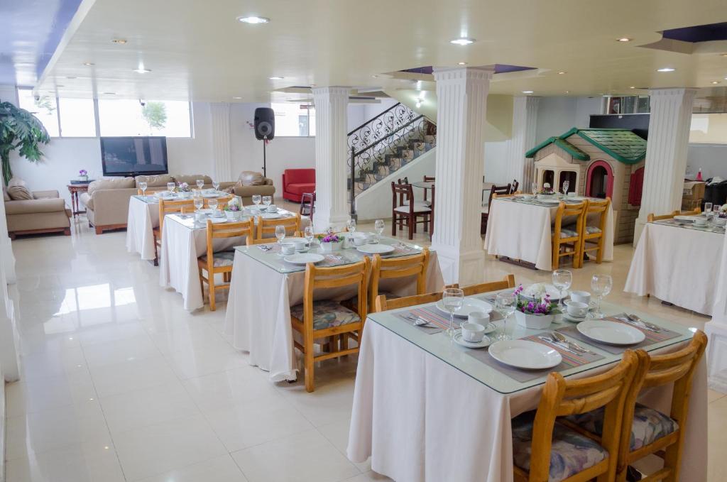 TV a/nebo společenská místnost v ubytování Hotel El Altar
