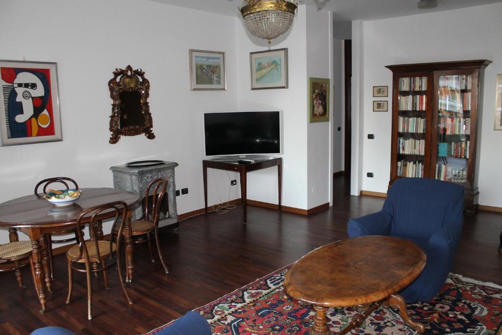 Televízia a/alebo spoločenská miestnosť v ubytovaní CaseOspitali - Casa Alberata, trilocale nel verde a pochi minuti dal San Raffaele