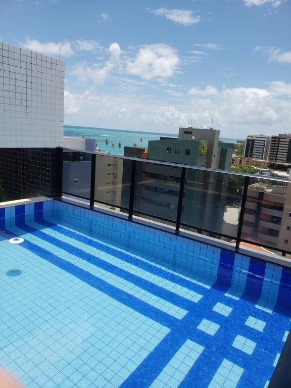 een zwembad op het dak van een gebouw bij APT 2 quartos da Doris Monteiro in Maceió