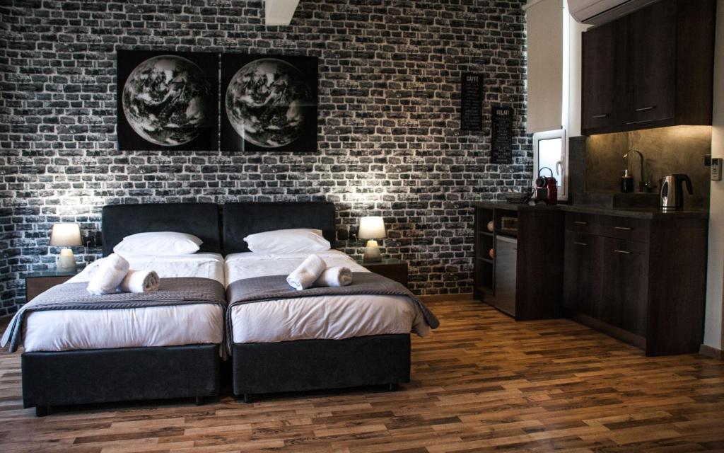 Postel nebo postele na pokoji v ubytování The Athens Version Luxury Suites