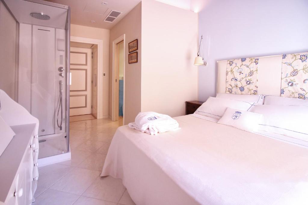 Postel nebo postele na pokoji v ubytování Palazzo Mottola Tropea