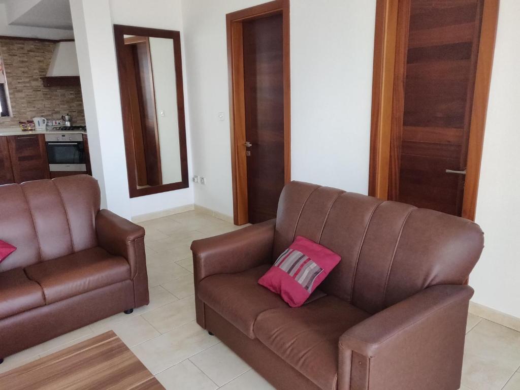 Posezení v ubytování Panoramic Penthouse in Marsascala which enjoys sea and country views