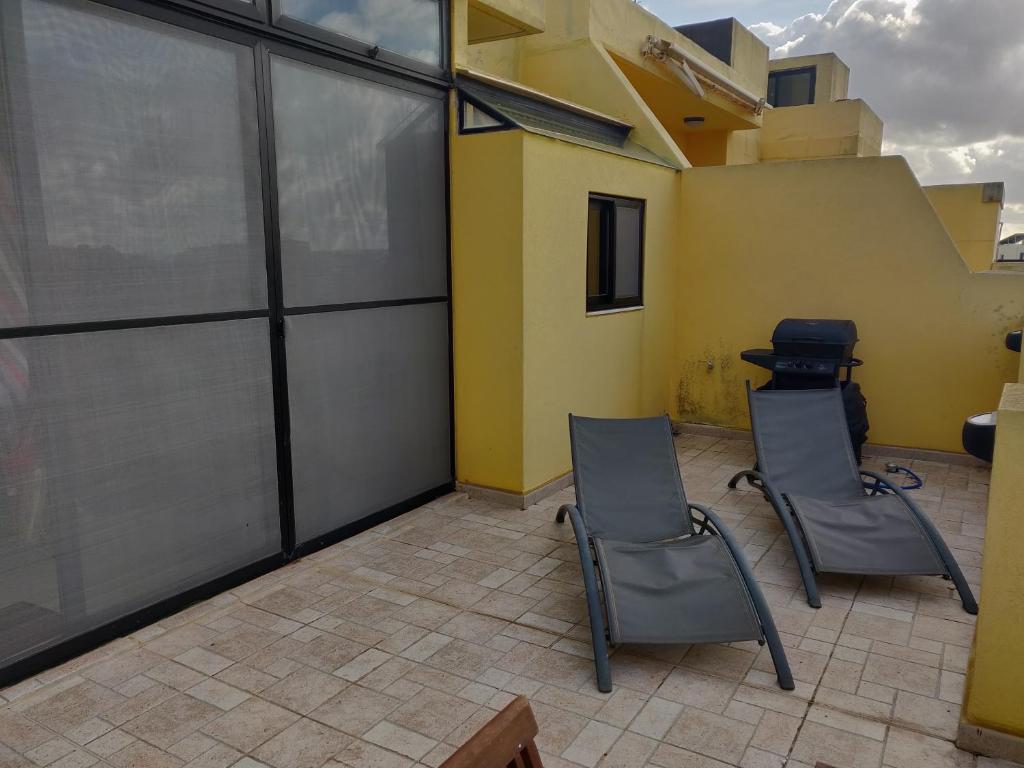 Posezení v ubytování Panoramic Penthouse in Marsascala which enjoys sea and country views