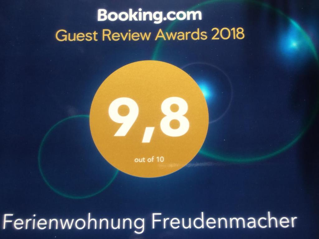 un cartel que lee los premios de revisión de invitados con un círculo amarillo en Ferienwohnung Freudenmacher, en Sankt Jakob in Haus