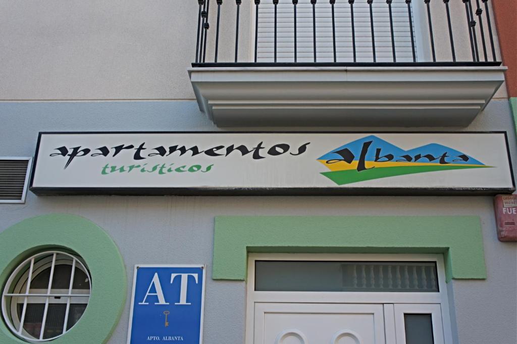 un cartello sul lato di un edificio di APARTAMENTOS ALBANTA ad Alhama de Almería