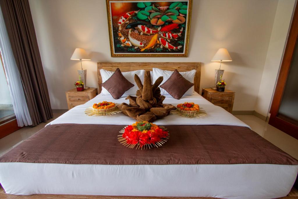 Postel nebo postele na pokoji v ubytování Ubud Paras Villa
