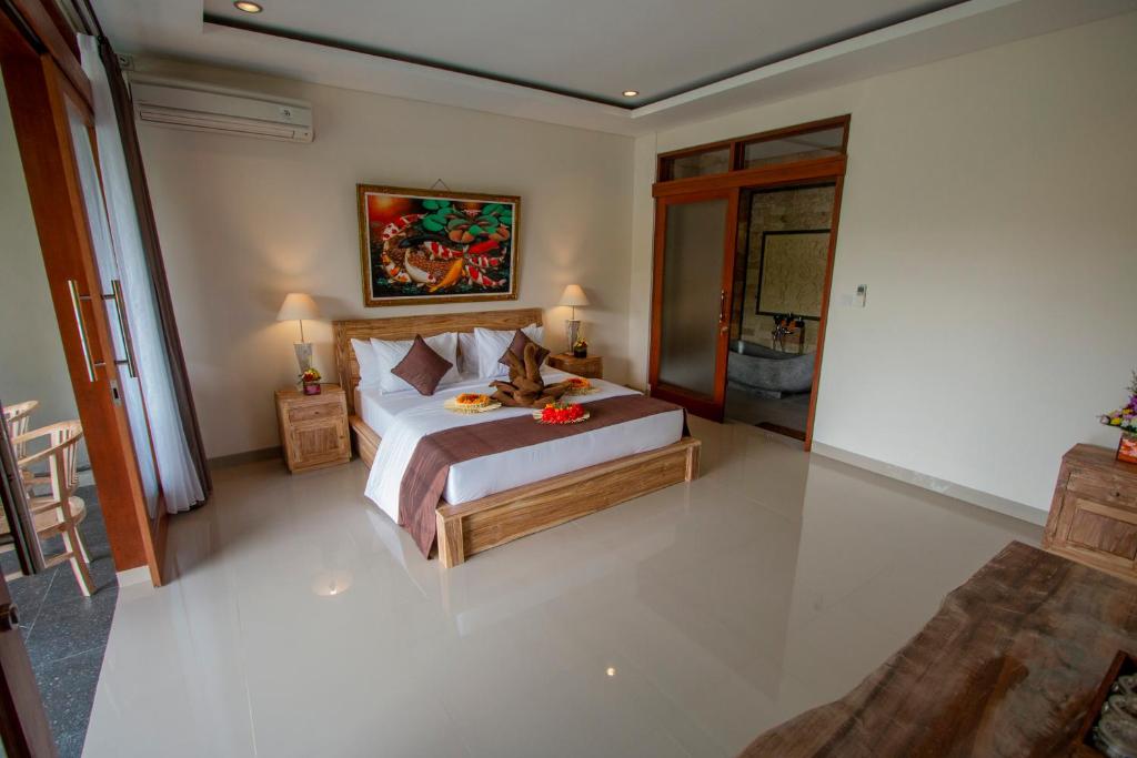Postel nebo postele na pokoji v ubytování Ubud Paras Villa