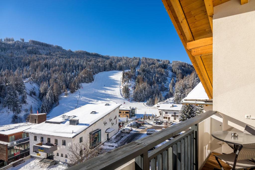 desde el balcón de un complejo con árboles nevados en Aparthotel Alpendiamant Serfaus Wachter GmbH, en Serfaus