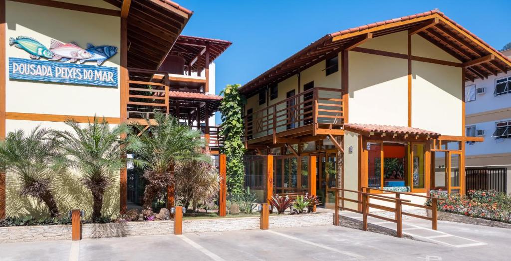 een gebouw met een bord voor een resort bij Pousada Peixes do Mar in Ubatuba