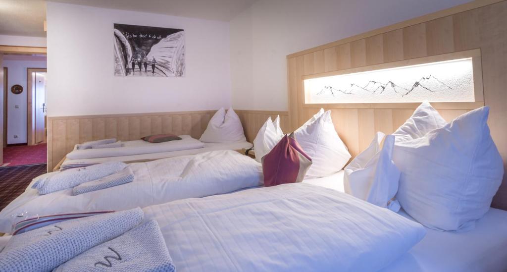 Postel nebo postele na pokoji v ubytování Hotel Grieserin