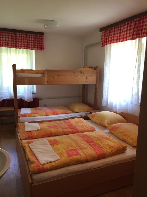 Postel nebo postele na pokoji v ubytování Youth Hostel Nika
