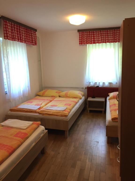 Postel nebo postele na pokoji v ubytování Youth Hostel Nika