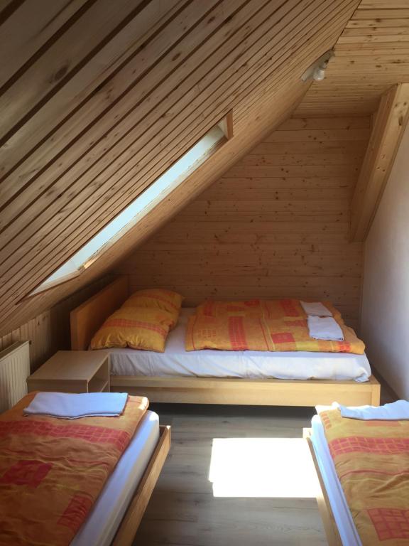 Postel nebo postele na pokoji v ubytování Youth Hostel Nika