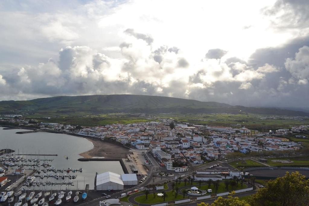 una vista aerea di una città vicino a un corpo idrico di TINA - 3C - Alojamento Local -RRAL 1048 a Álamos Bravos