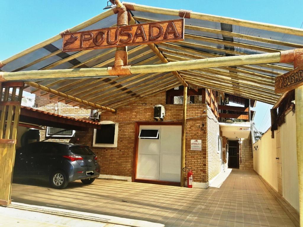 un garage con un cartello che dice orgoglioso di Pousada Estrela Mare a São Sebastião