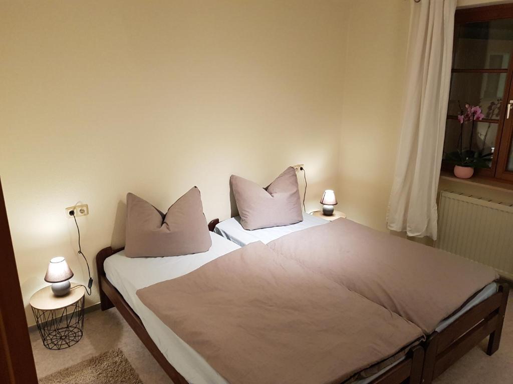 1 dormitorio con 2 camas con almohadas blancas y ventana en fewofelix en Würzburg