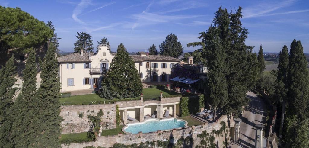 eine Luftansicht eines Herrenhauses mit Pool in der Unterkunft Villa di Cabbiavoli in Castelfiorentino