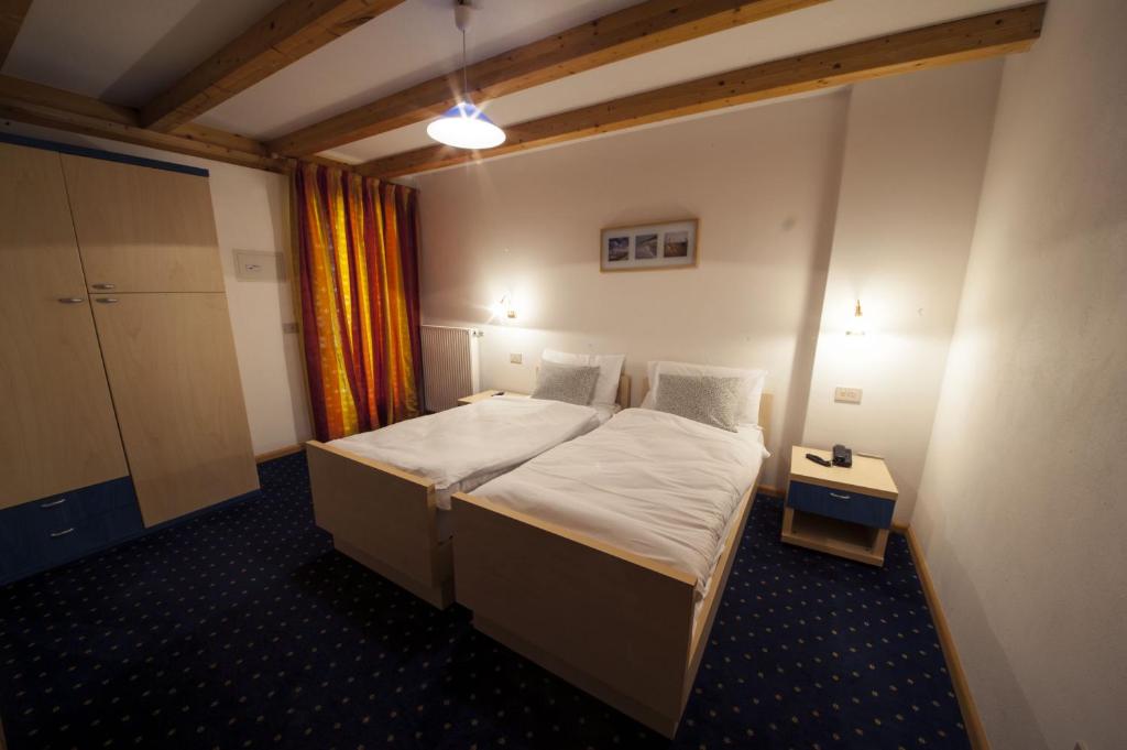 Łóżko lub łóżka w pokoju w obiekcie B&B Col Da La Vila